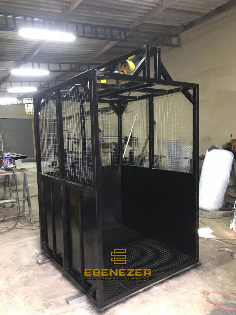 Elevador de carga com estrutura reforçada e preço competitivo para uso em galpões