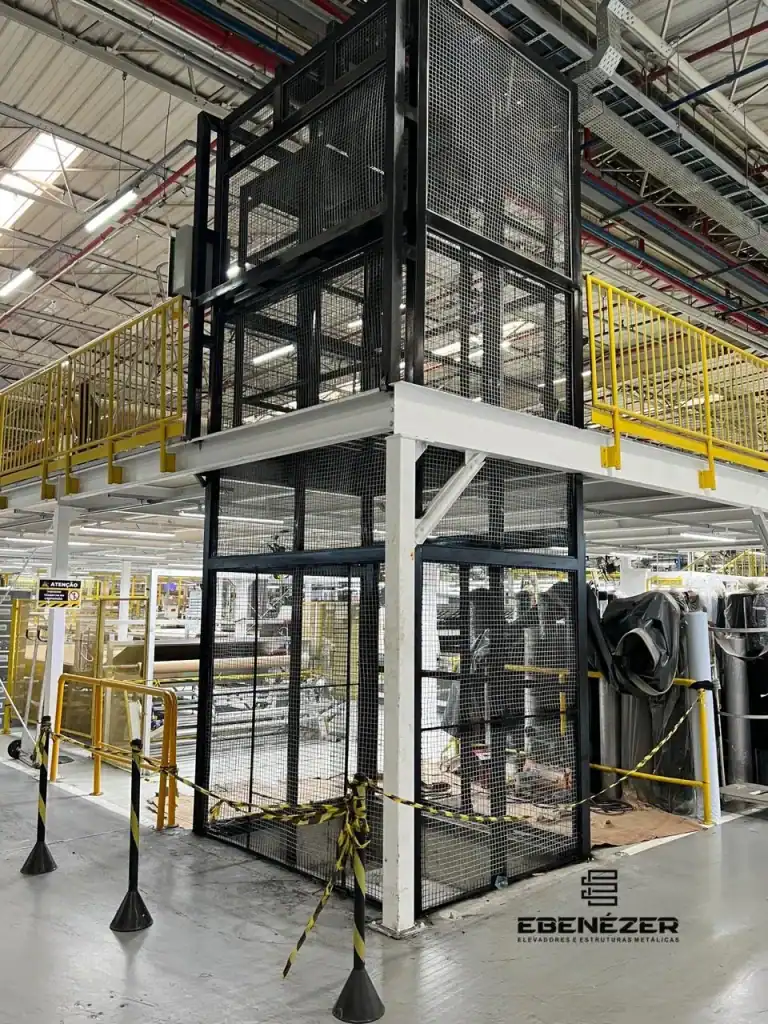 Elevador de carga industrial reforçado com capacidade de 2 toneladas instalado em centro logístico em São Paulo