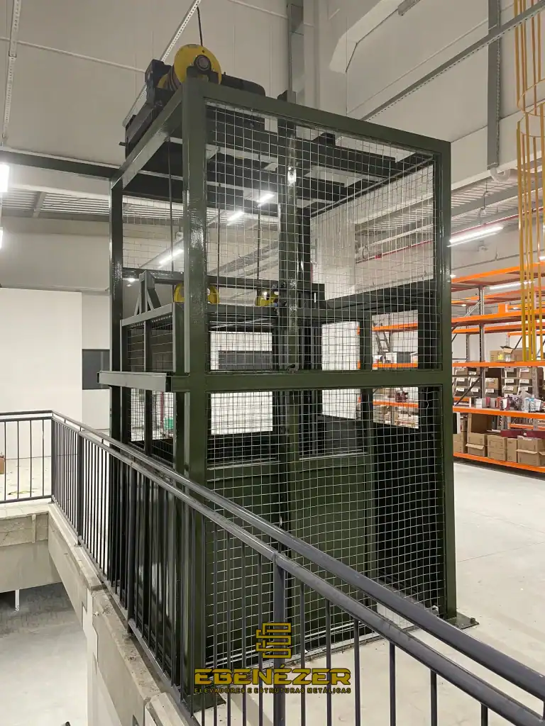 Empresa fabricante especializada em elevadores de carga para grandes volumes