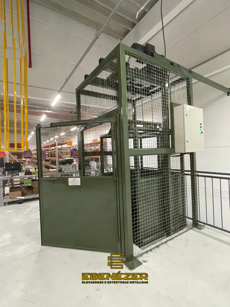 Elevador com capacidade para uso contínuo em linhas de produção e galpões
