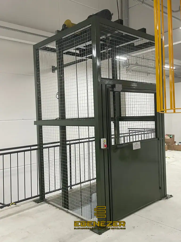 Elevador hidráulico com comando automático e amortecimento no final de curso