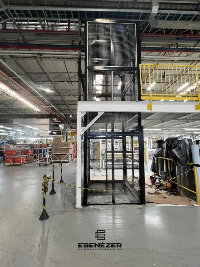 Elevador de carga com 2 toneladas para galpão logístico, iluminação LED e piso antiderrapante