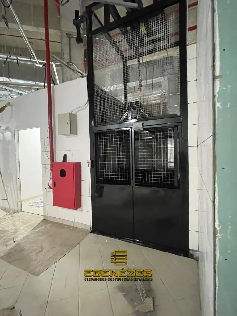 Elevador industrial com capacidade de 1.500 kg e estrutura reforçada para galpões