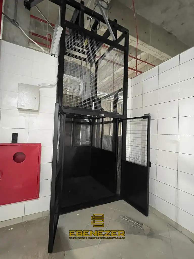 Elevador robusto com capacidade de até 3 toneladas, ideal para logística pesada