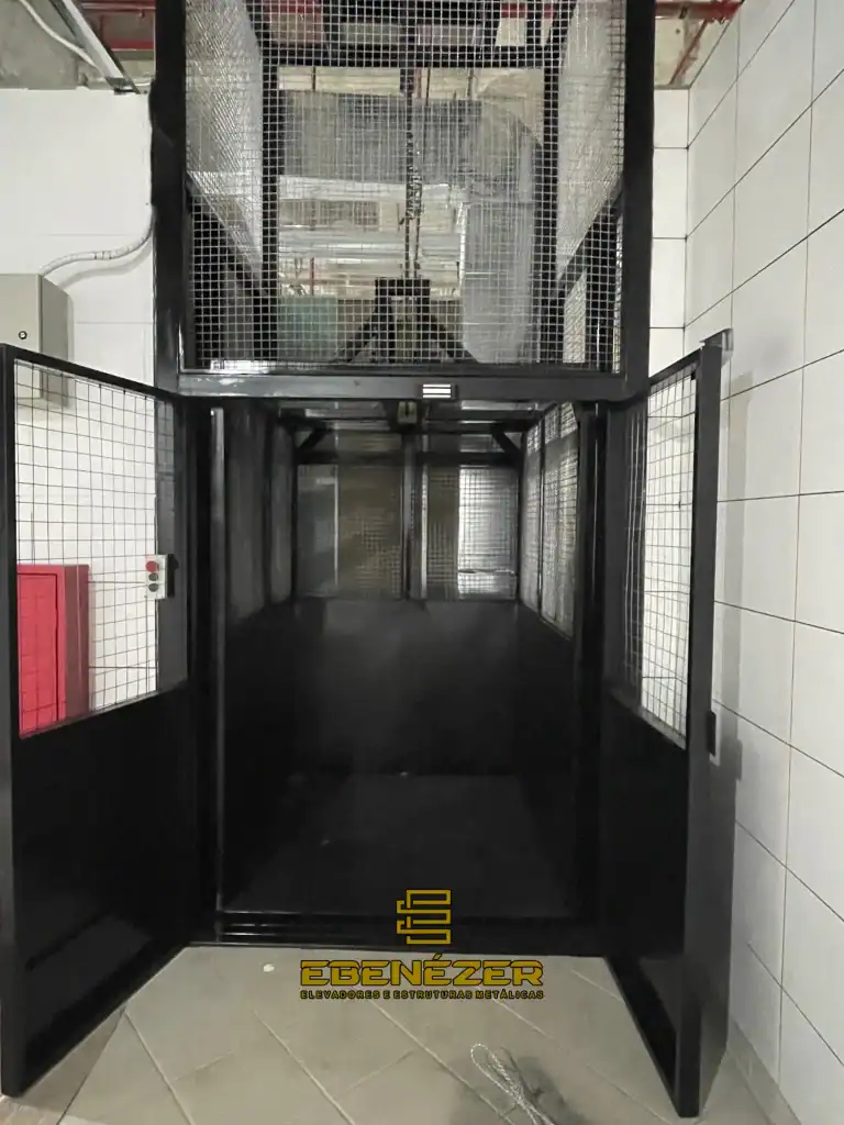 Plataforma industrial para carga e descarga de materiais pesados com segurança e agilidade